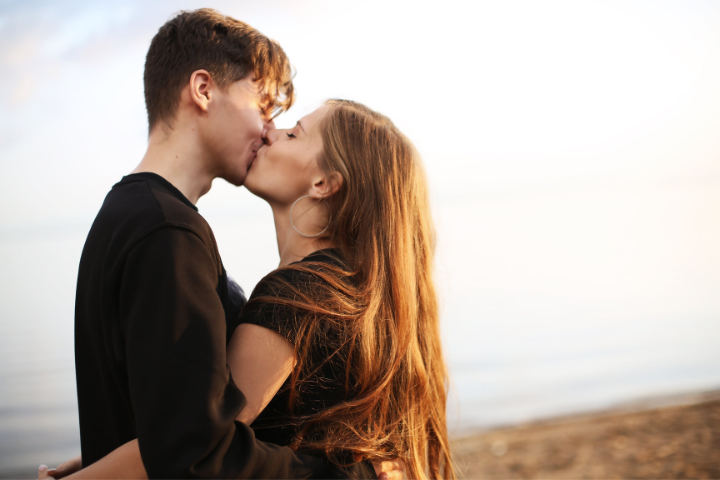 45% Say the 2nd Date Is the Ideal Time for a First Kiss – 105.7 WRGC